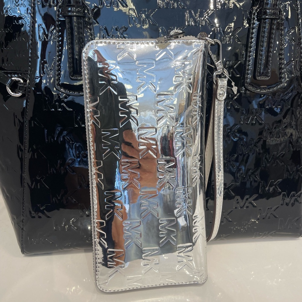MICHAEL KORS Jet Set Larg Patent Logo Debossed Continental Wallet Wristlet Phone - Picture 6 of 16